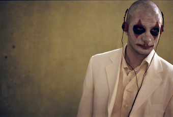michael Youn clown triste dans Heros de Bruno Merle